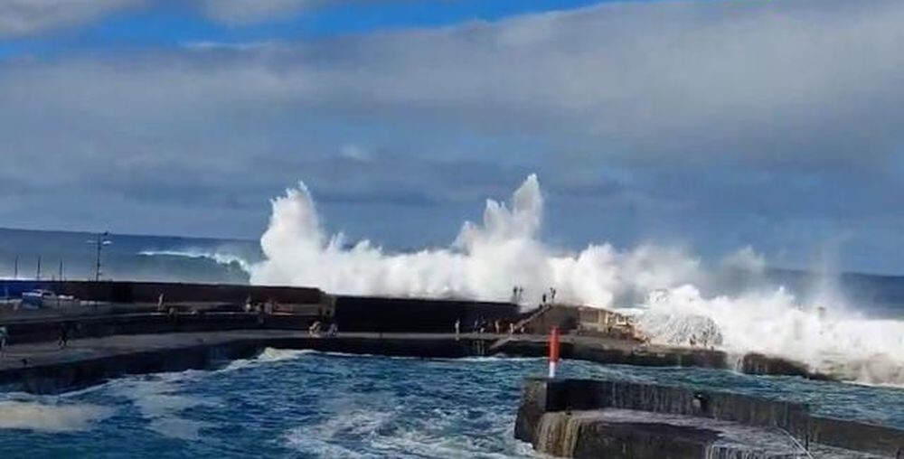 Туристов смыло гигантской волной в Испании