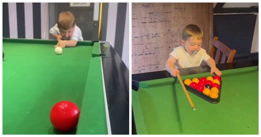 Двухлетний мальчик полюбил бильярд