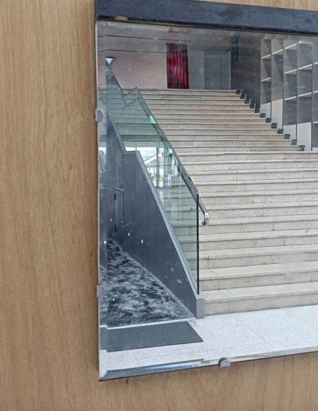 В музее Тайваня экспонат приняли за грязное зеркало