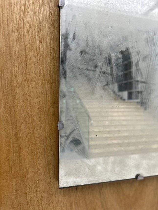 В музее Тайваня экспонат приняли за грязное зеркало