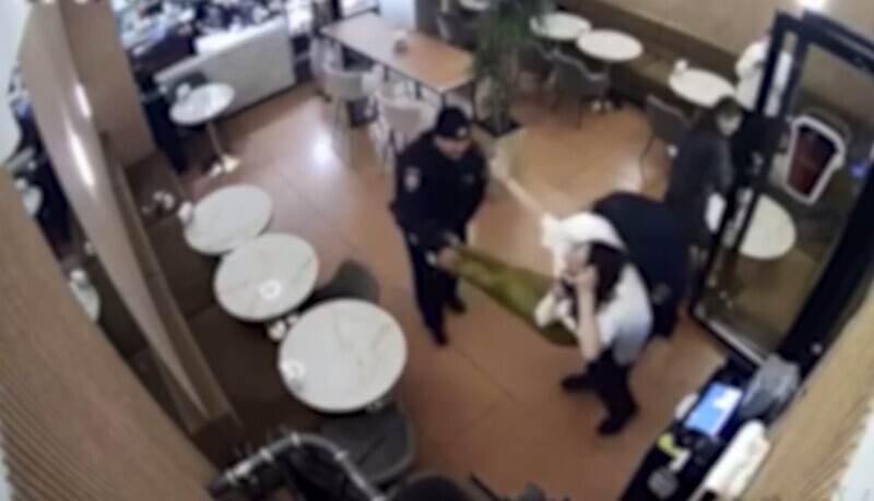 Женщина решила спрятаться от чертей в кофейне