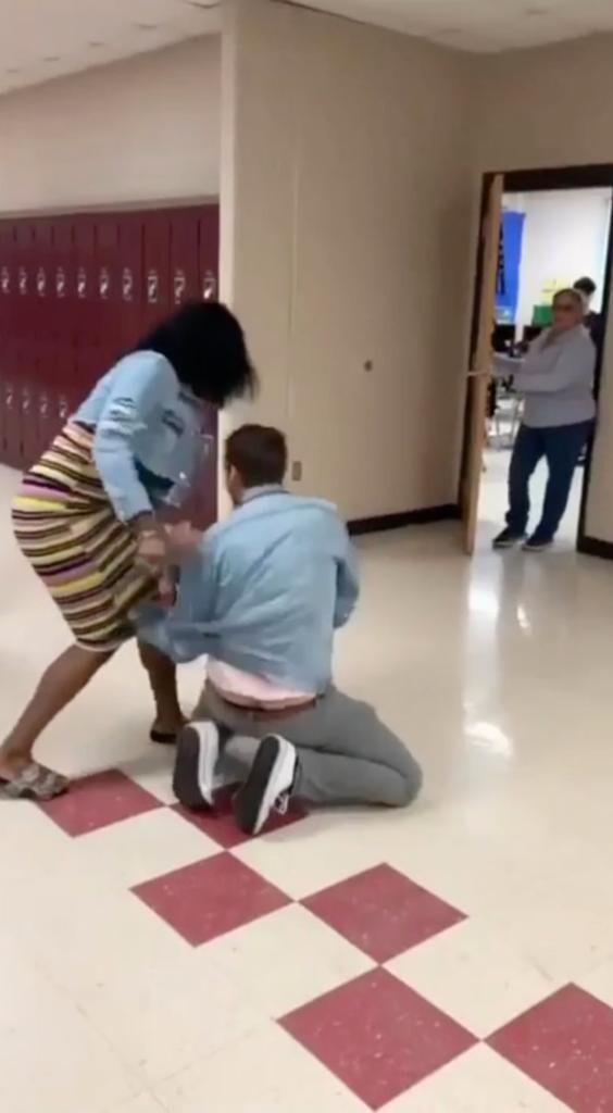 В США старшеклассница распылила перцовый баллончик на учителя из-за изъятого телефона