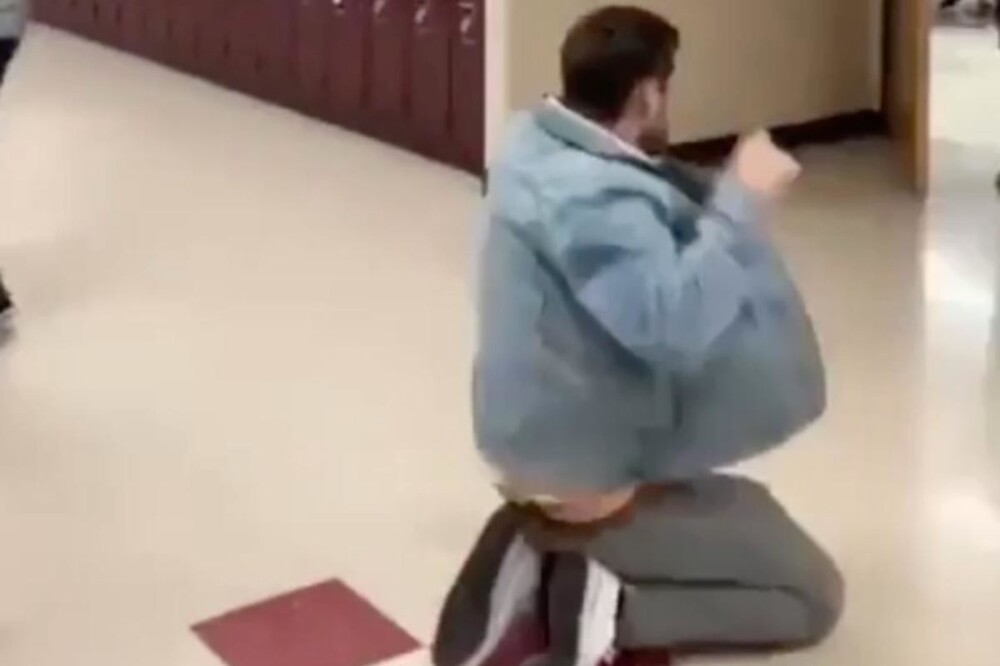 В США старшеклассница распылила перцовый баллончик на учителя из-за изъятого телефона