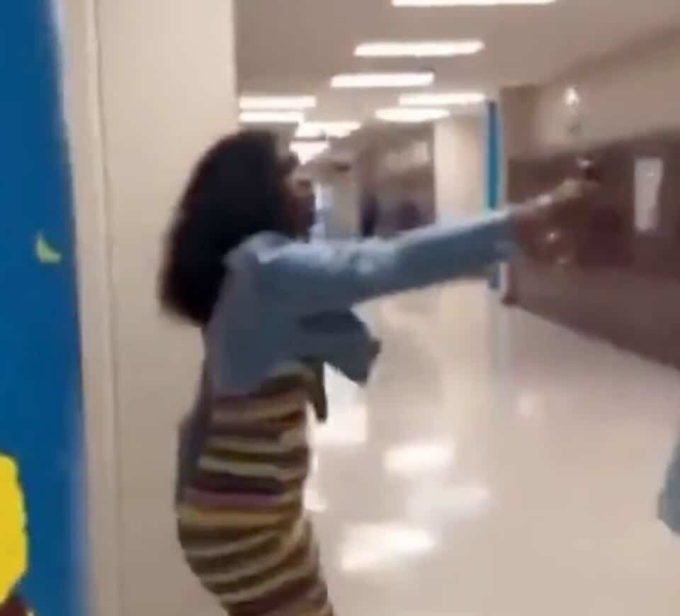 В США старшеклассница распылила перцовый баллончик на учителя из-за изъятого телефона