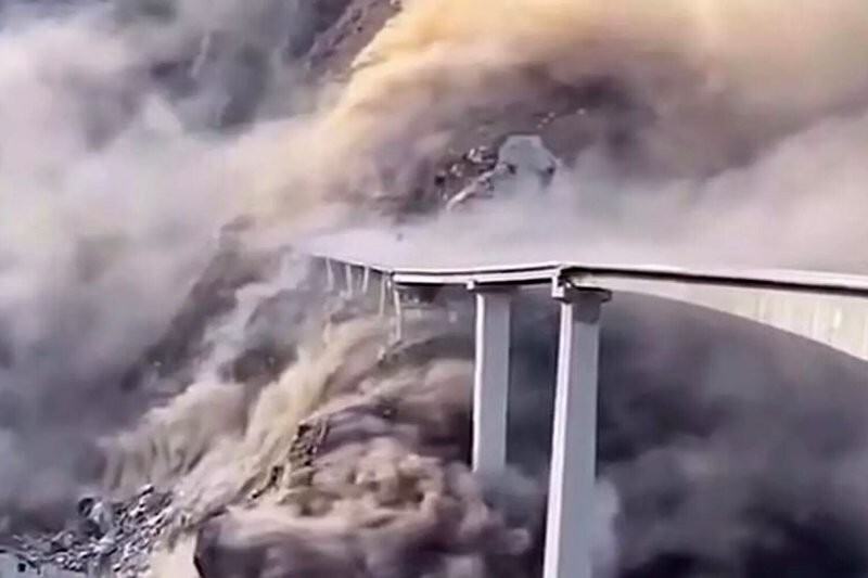 В Китае из-за оползня частично обрушился мост