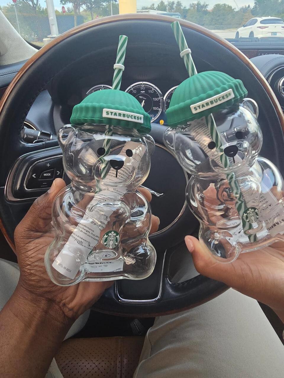 Посетители Starbucks ругаются и дерутся за стаканы в форме медведя