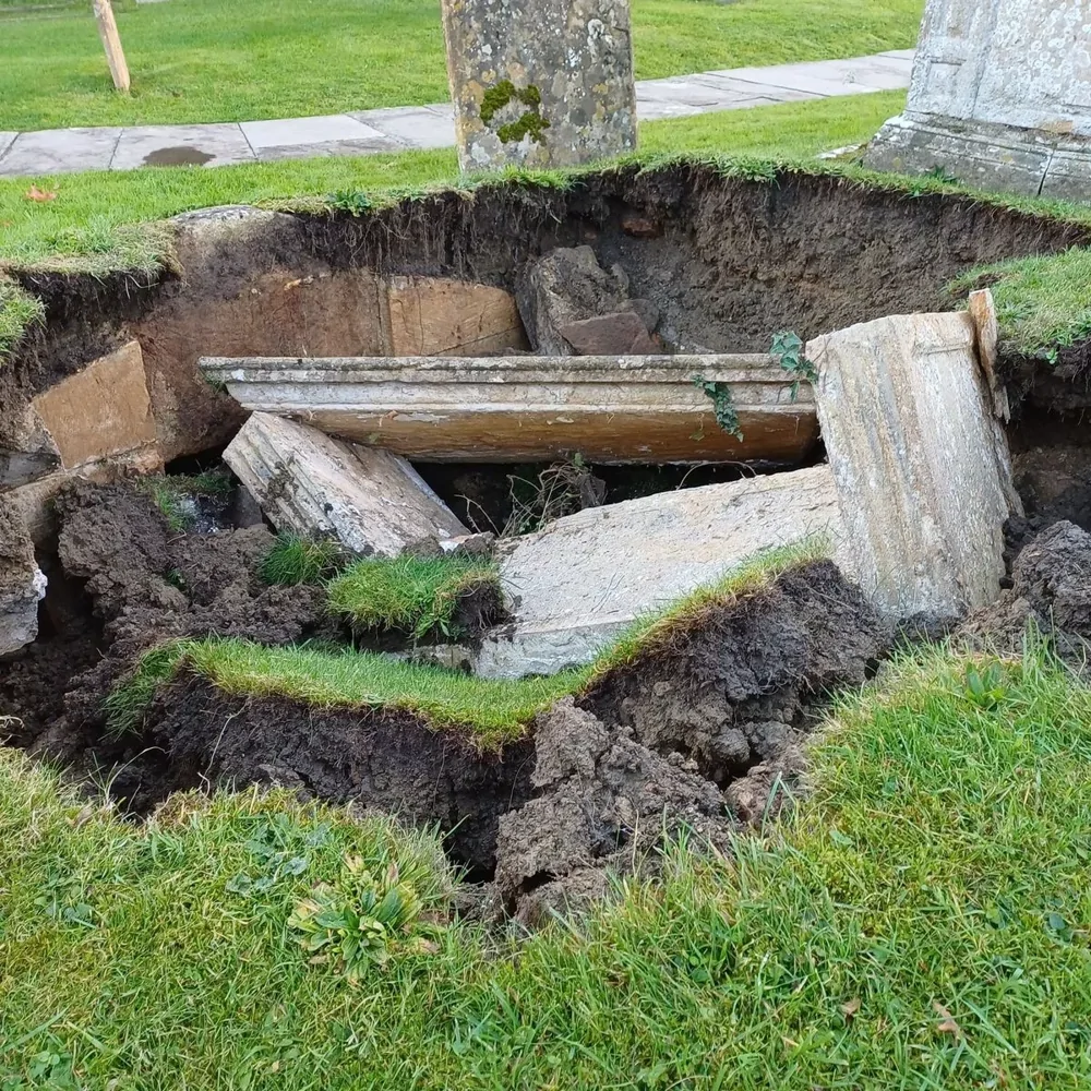 Обрушение церковной усыпальницы открыло доступ к 300-летнему подземному склепу