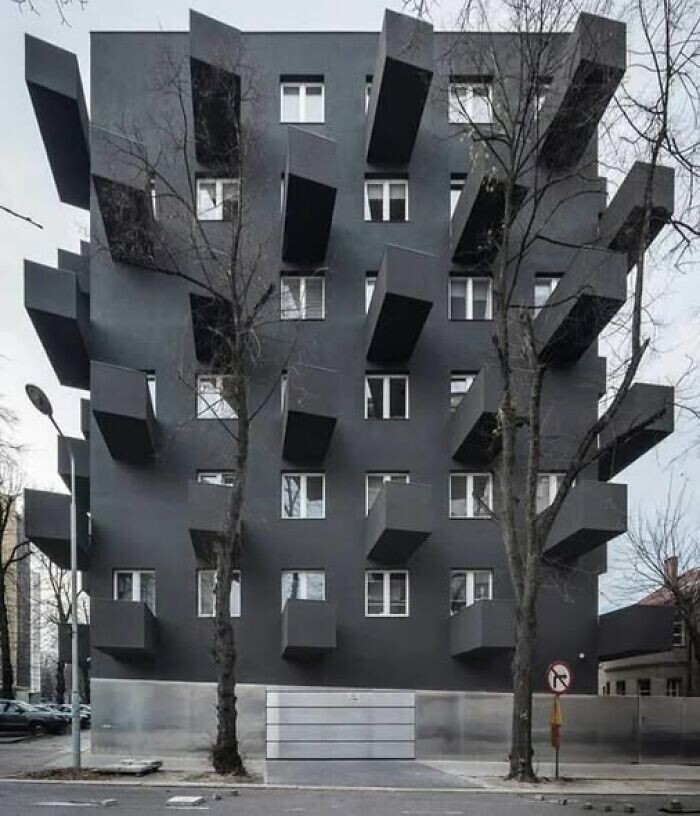 16. Катовице в Польше часто называют грязным и уродливым городом. Возможно, поэтому архитектор решил, что его новое здание впишется в пейзаж 