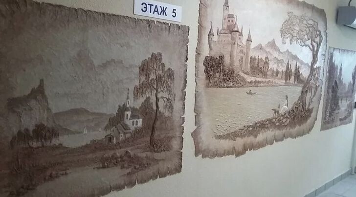 «Сосед украсил коридор между квартирами гипсовыми барельефами. Теперь к нам на этаж люди как на экскурсии приезжают. Желаю и вам таких соседей!»