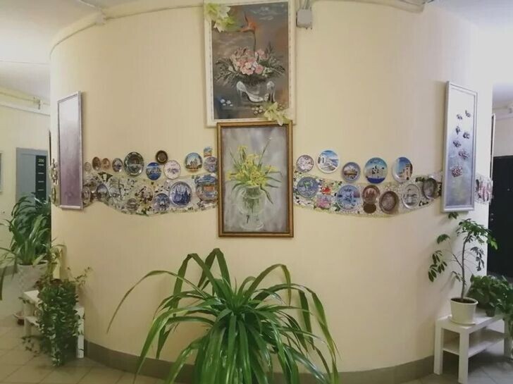 «Мама, закончив воплощать свои идеи в квартире, начала творить на лестничной клетке. Соседи частенько приносили свои сувениры, затем появились цветы и картины»