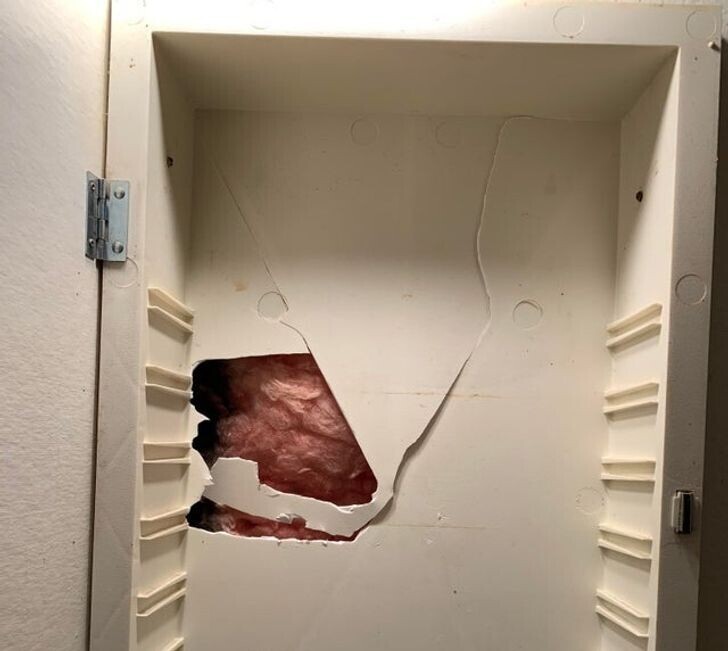 «Проснулся от шума. Кажется, мой сосед пытается проникнуть в мою квартиру через аптечку в ванной»