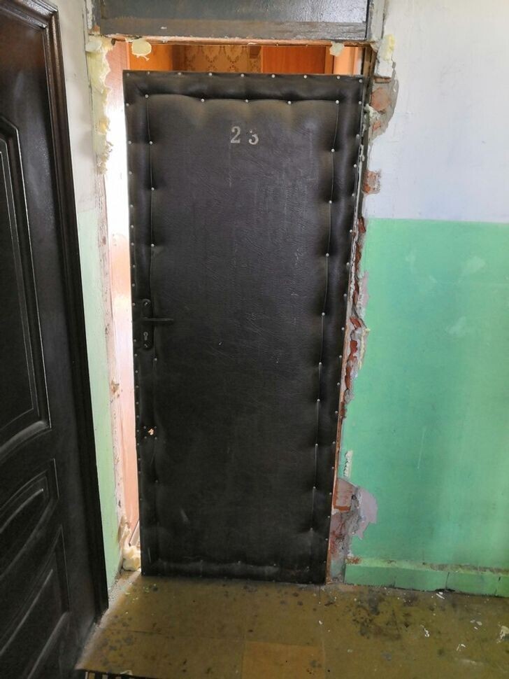 «Соседи сменили дверь, а старая долго стояла между этажами. Недавно они съехали, и тут наконец все поняли, для чего в подъезде все это время стояла старая дверь»