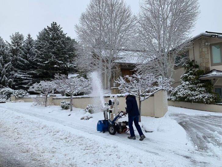 «70-летний сосед чистит тротуар от снега для всей улицы»