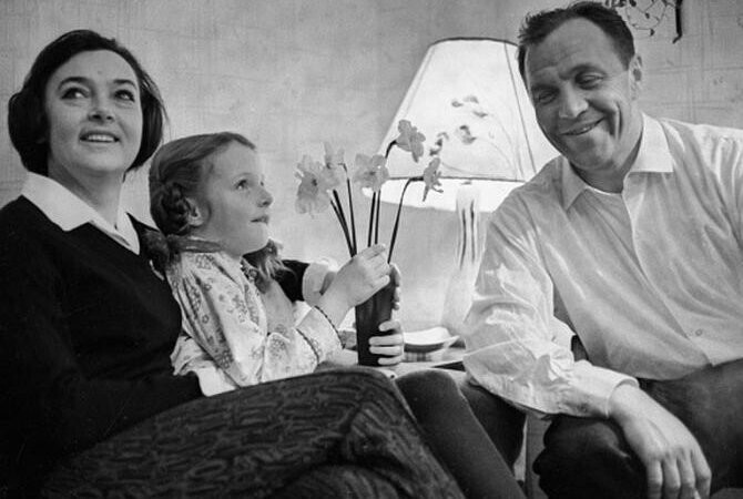 Михаил Ульянов, Алла Парфаньяк и их дочь Елена