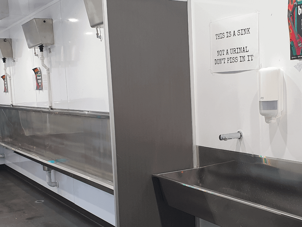 Раковины, похожие на писсуары, рядом с настоящими писсуарами…