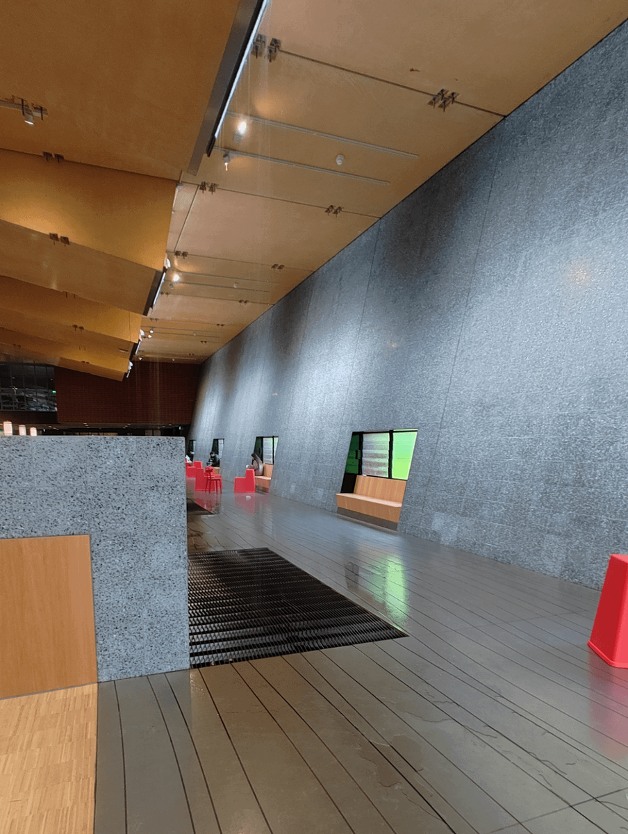 Крыша здания университета намеренно пропускает воду, которая разбрызгивается повсюду