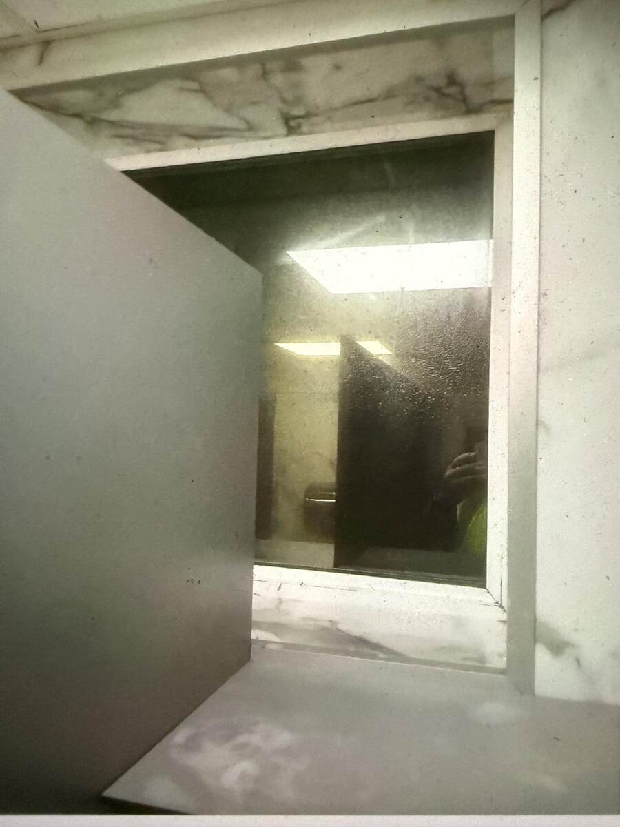 Кабинки, где можно увидеть отражение соседа