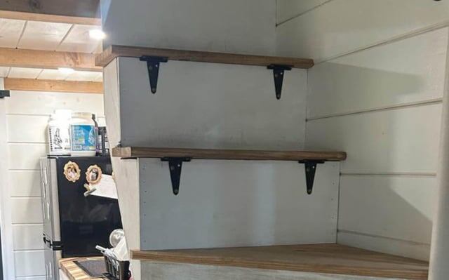 Эти ступеньки также являются ящичками для хранения вещей. И они открываются сами видите как