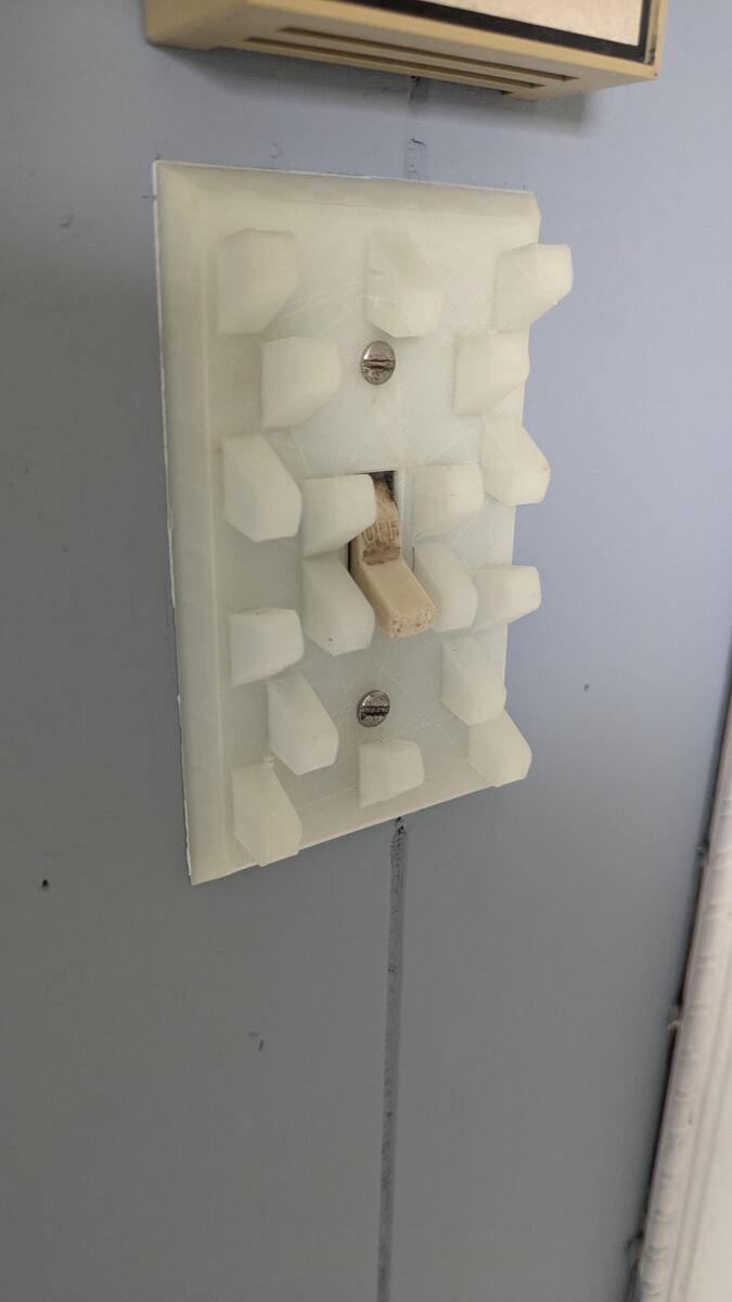 В темноте вы только раза с пятого будете находить настоящий выключатель