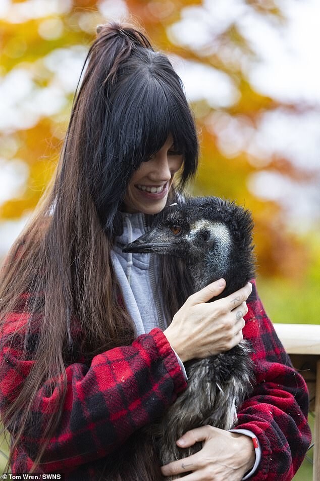 Девушка купила яйцо онлайн и вырастила необычного питомца