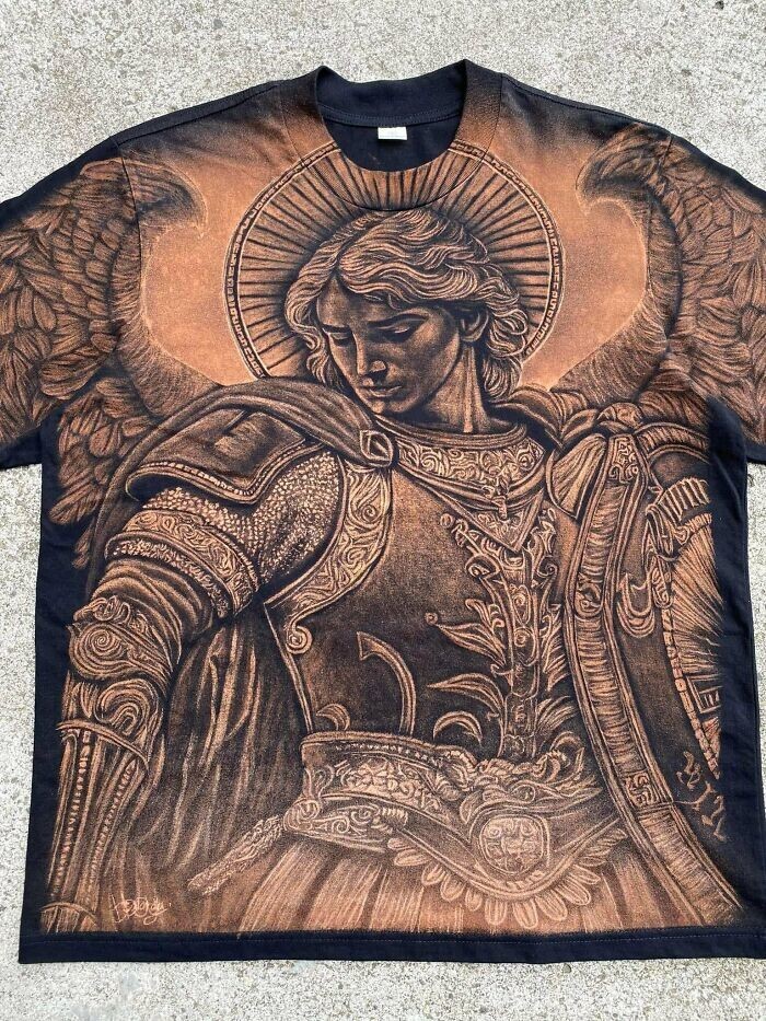 24. Уже два года я расписываю футболки с помощью отбеливателя 