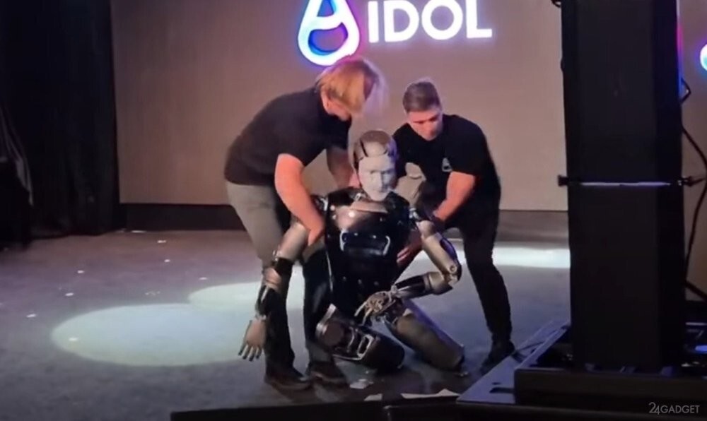 Российский робот «Айдол»  упал сразу после выхода на сцену
