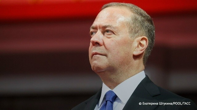 Дмитрий Медведев шутливо предложил европейцам отметить Всемирный день доброты, направив еще больше средств в пользу "беднейших" на Украине — Зеленскому, Ермаку и Миндичу