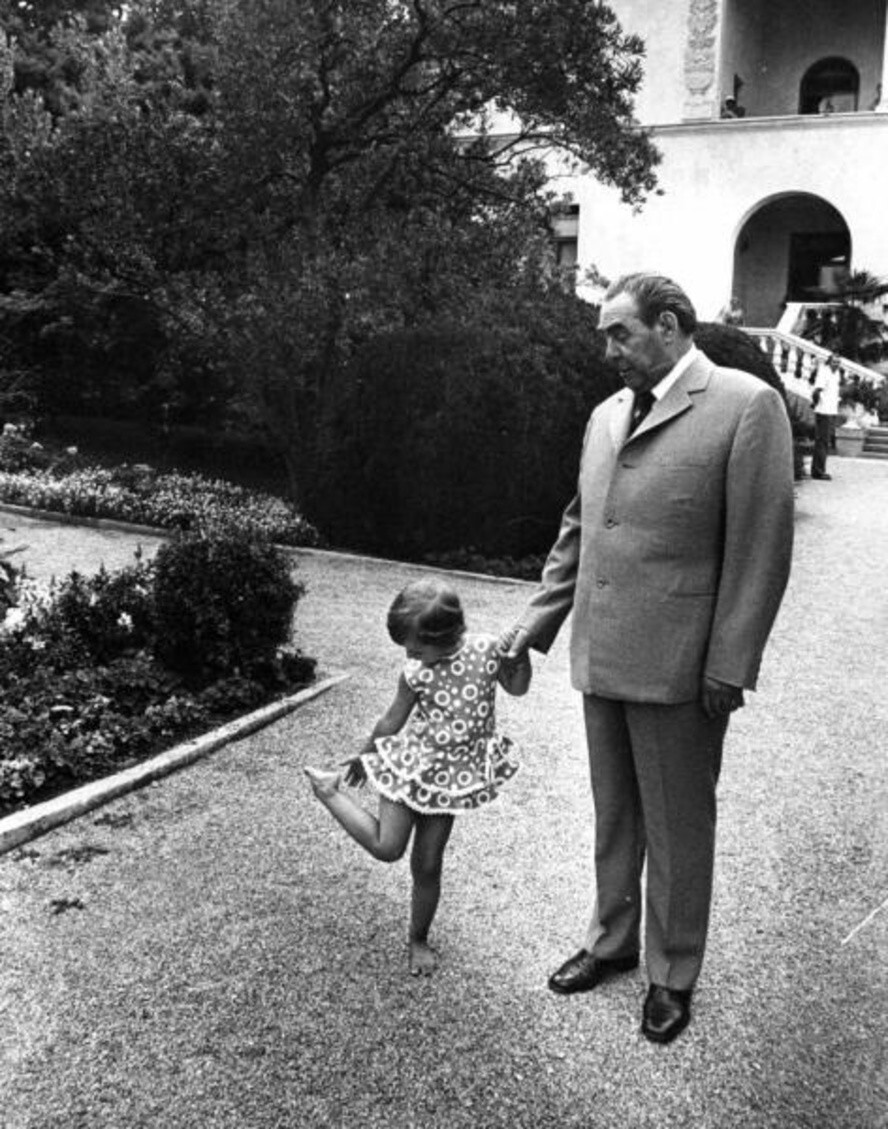 Леонид Ильич Брежнев с правнучкой Галей. 1978–1981 годы. Автор: Владимир Мусаэльян. Крымская область, Ореанда.