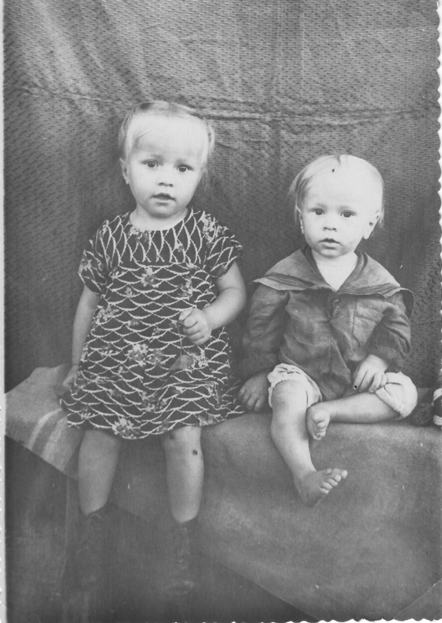 Фотография из архива Натальи Николаевны Цыкуновой.  Дети. Тая Кутева и Саша Тулейкин. 1957–1958 годы.  Куйбышевская область, село Александровка.