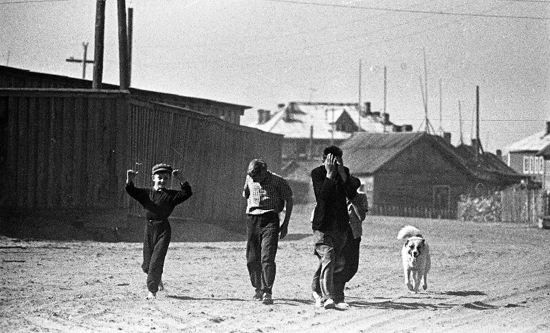 Дети на улице. Из серии «Край земли. Ненцы». 1965 год. Автор: Всеволод Тарасевич. Нарьян-Мар.
