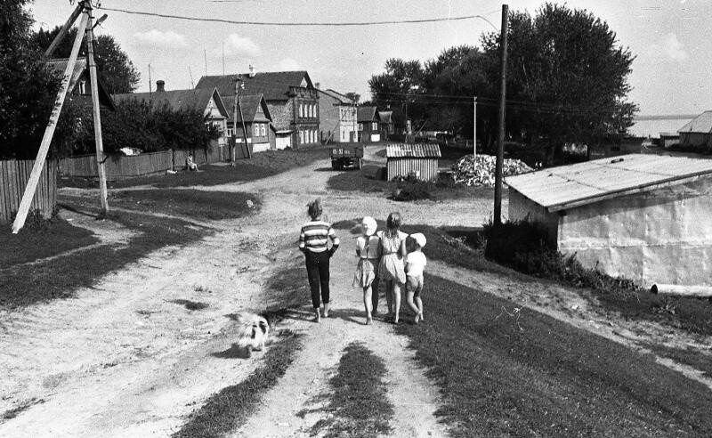 Талабск. Дети. Август 1991 год. Автор: Юрий Садовников. Псковская область.