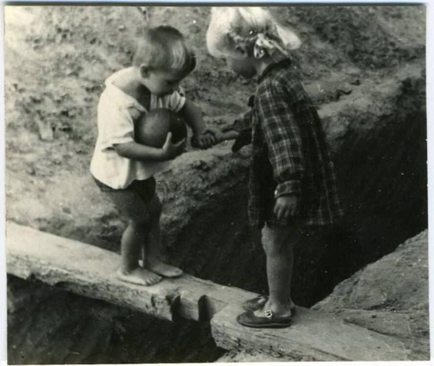 «Опасный переход». 1960 год. Автор: Михаил Клюев.