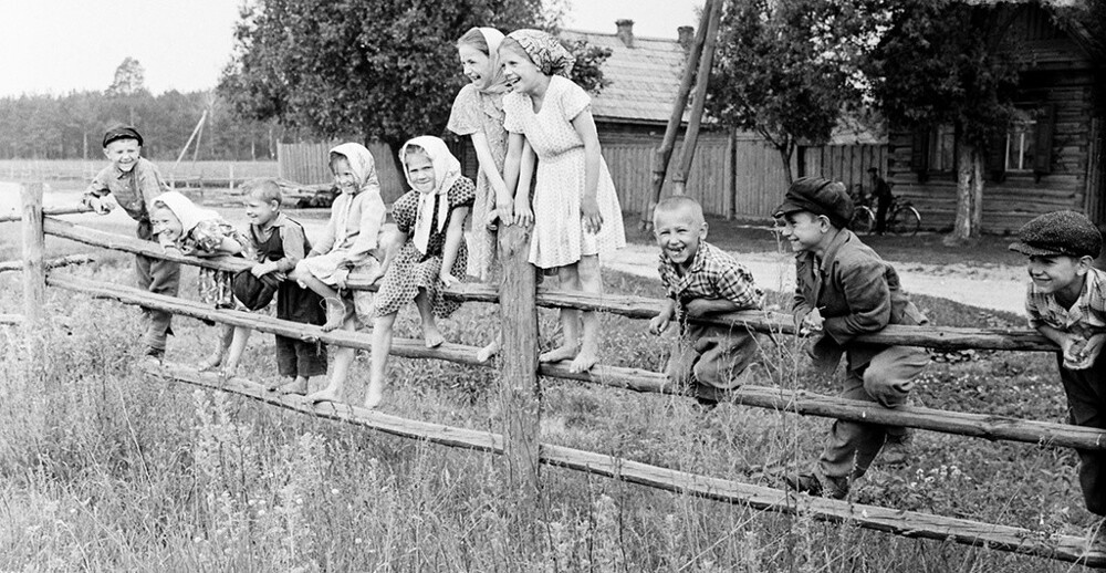 Подрастающее поколение целинников. Из цикла «На земле целинной». 23 августа 1959 года. Автор: Валентин Хухлаев. Казахская ССР, совхоз «Краснодонский».