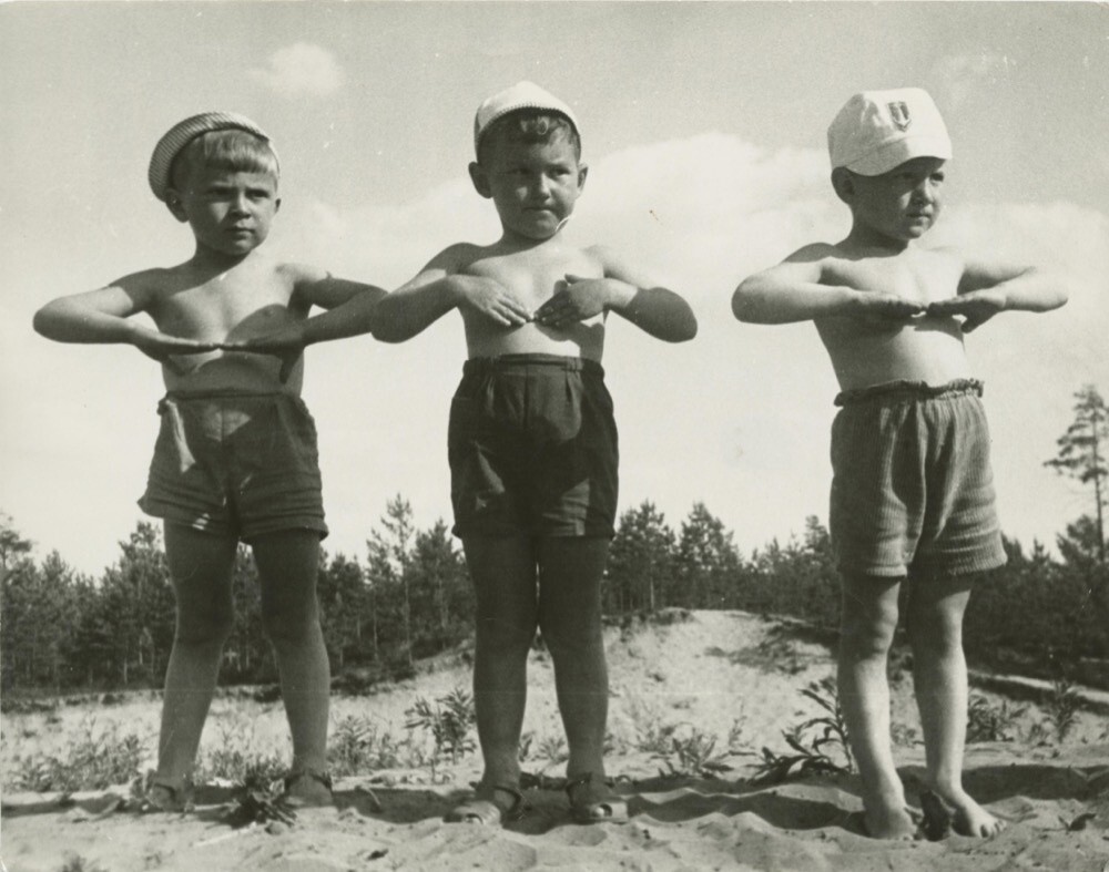 Детсад. Зарядка. 1940-е. Автор: Михаил Грачев.