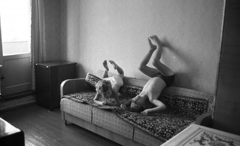 Дети в комнате. 1967 год. Автор: Всеволод Тарасевич. Волжский.