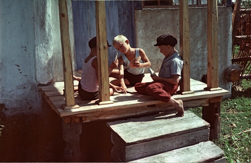 Семейный архив Марии Косаревой. Игра в карты. 1965–1970 годы. Автор: Борис Косарев.