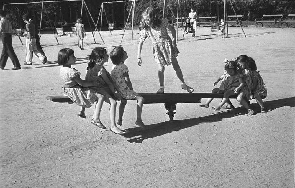 Семейный архив Марии Косаревой. Качели. 1960-е. Автор: Борис Косарев.
