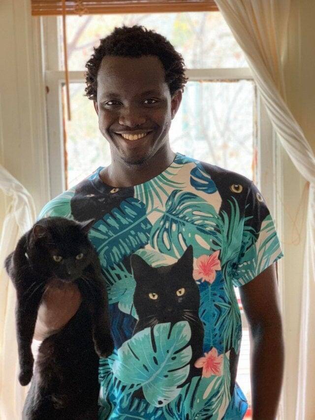 10. Хозяин — настоящий любитель чёрных котов