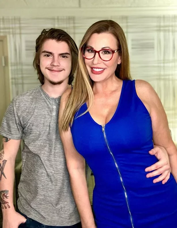 «Надоели ворчливые старики!»: женщина закрутила роман с молодым любовником