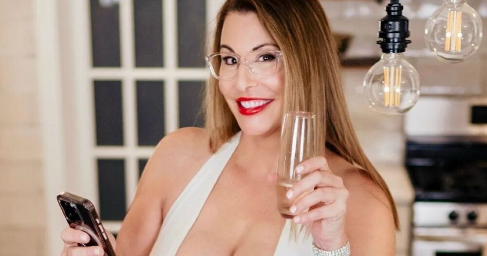 «Надоели ворчливые старики!»: женщина закрутила роман с молодым любовником