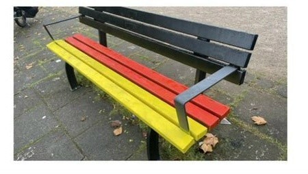 В немецком Дюссельдорфе службы госбезопасности ведут розыск «преступников», перекрасивших ЛГБТ-скамейку в цвета немецкого флага. До этого в Дюссельдорфе за деньги налогоплательщиков поставили целый ряд таких лавочек