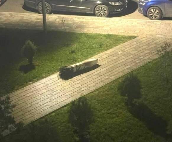 Во дворе киевского жилого дома лежит ракета "Пэтриот", которыми Путин обстреливает мирных жителей города