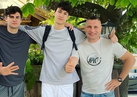 Захарова призвала Кличко отправить на фронт своих сыновей, которые скрываются за границей