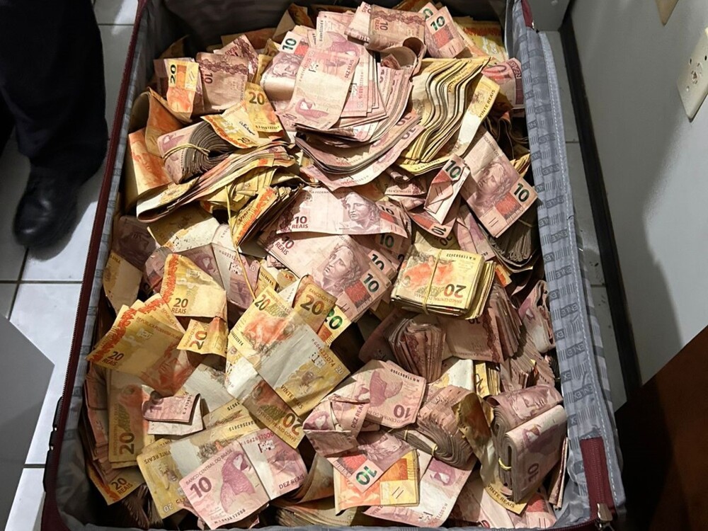 Бразильские полицейские показали, как выглядят по-настоящему отмытые деньги