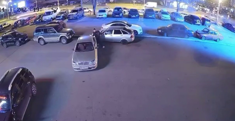 В Магнитогорске прохожий руками остановил неуправляемый автомобиль