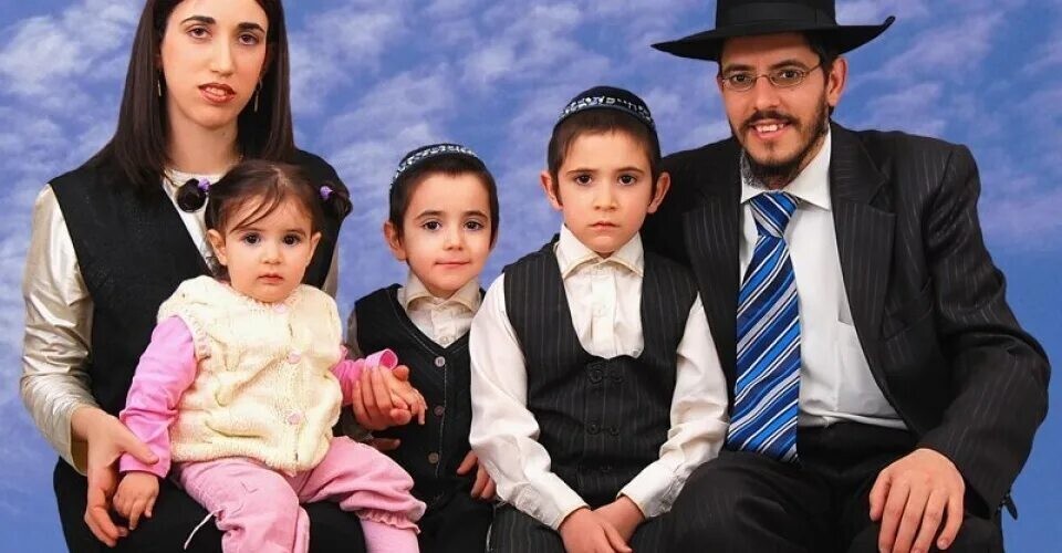 Почему евреи делятся на две группы и чем они так отличаются