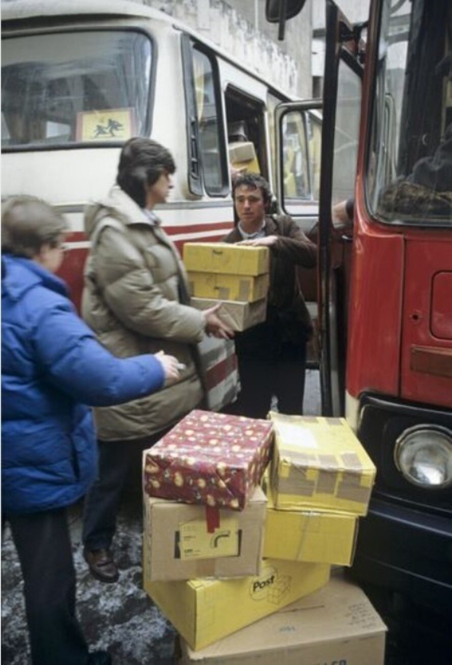 Погрузка посылок для детских домов, присланных из Германии в качестве гуманитарной помощи, 1991 год.