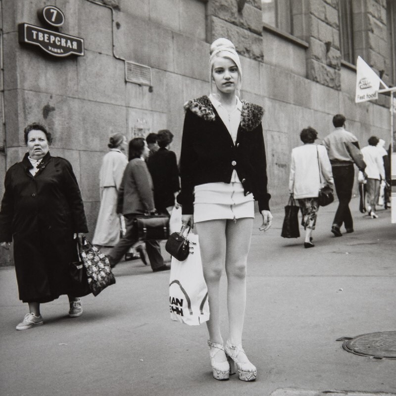 Девушка на Тверской улице в Москве. 1996 год