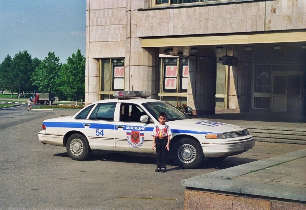 Фото на память. Парень возле Ford Crown Victoria московского ГАИ у кинотеатра «Волгоград», 1993 год.
