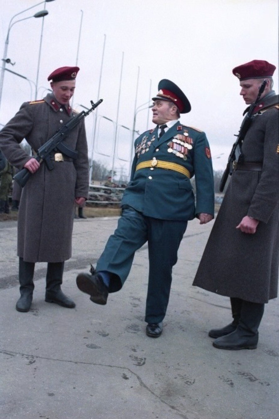 Во время репетиции парада Победы на плацу дивизии особого назначения МВД России, 1995 год.